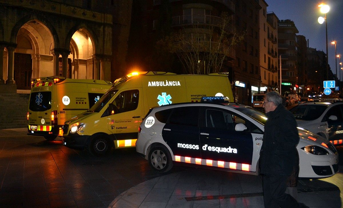 Patrulles de Mossos i ambulàncies del SEM a la plaça Crist Rei durant el servei