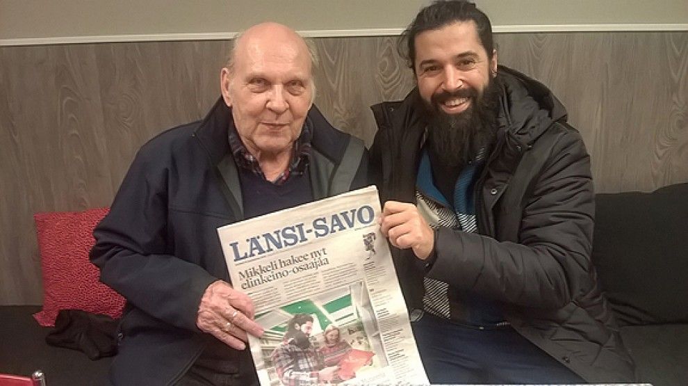 Hussein Garcés, a Finlàndia, mostra la portada del Länsi Savo en que és protagonista.