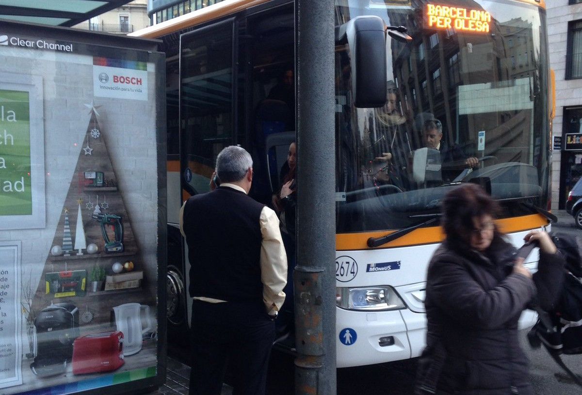 L'autobús a la sortida des d'Universitat, a Barcelona