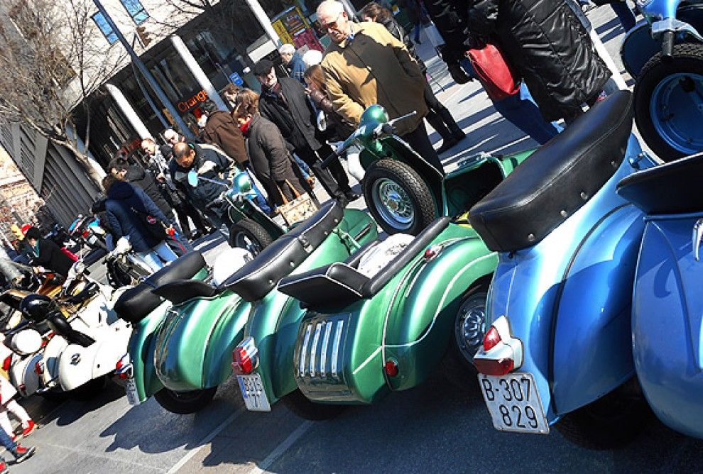 Motos amb sidecar estacionats a la plaça Sant Domènec.