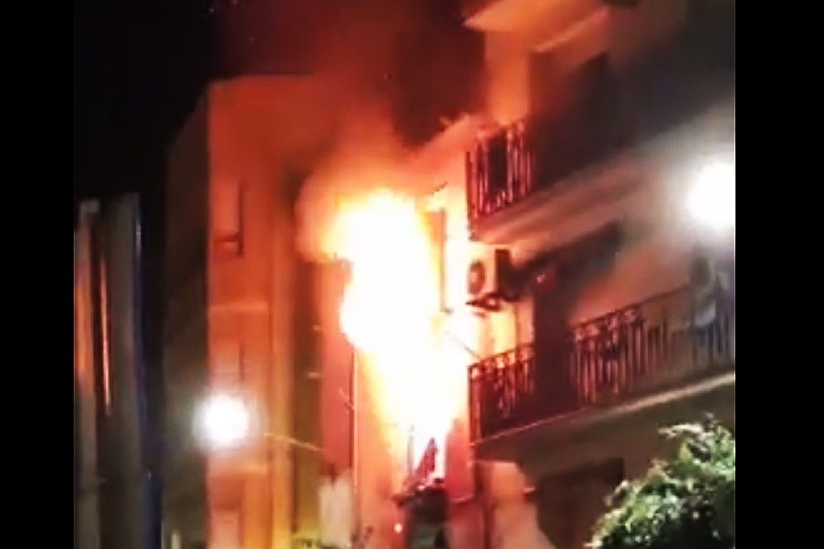 Vídeo | Una llengua de foc surt pel balcó de l'habitatge incendiat