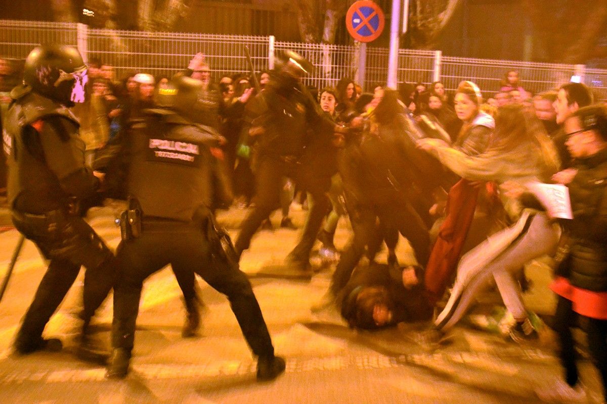 Els Mossos carregant contra les manifestants del 8-M de 2019 a Manresa