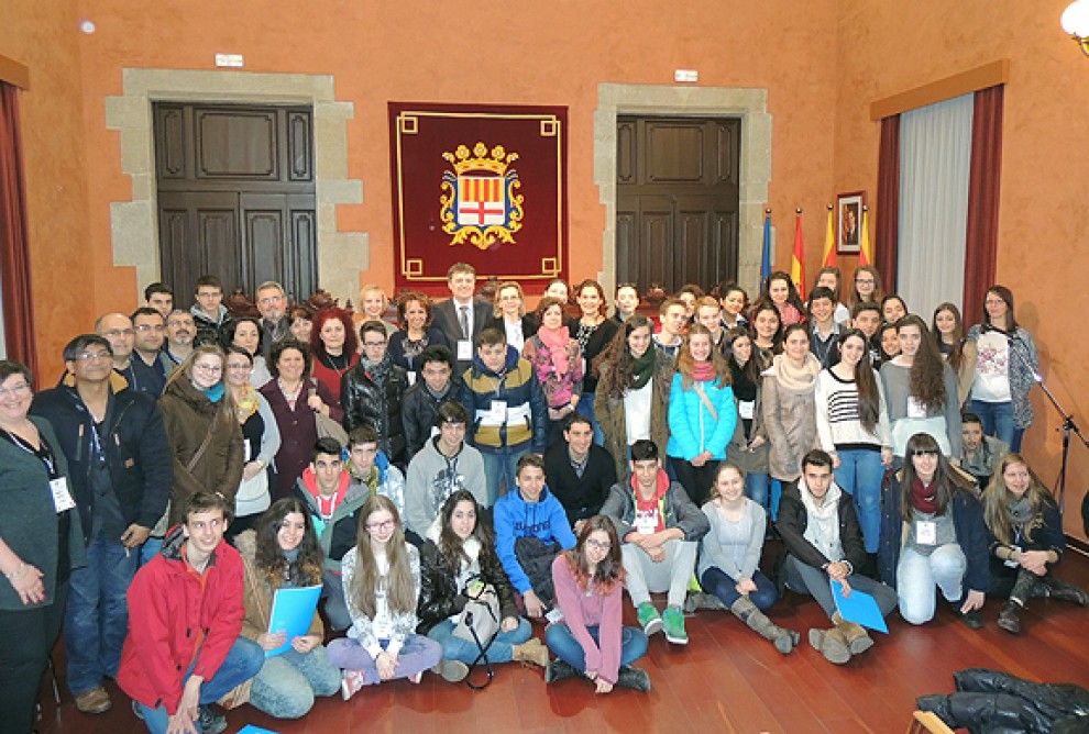 Alumnes i professors que participen al projecte Comenius, al saló de sessions de l'Ajuntament.