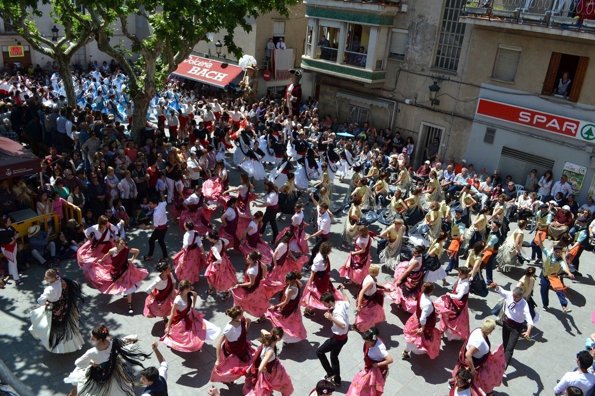 El Ball de Gitanes ha omplert la plaça de l'Ajuntament de Sant Vicenç de Castellet