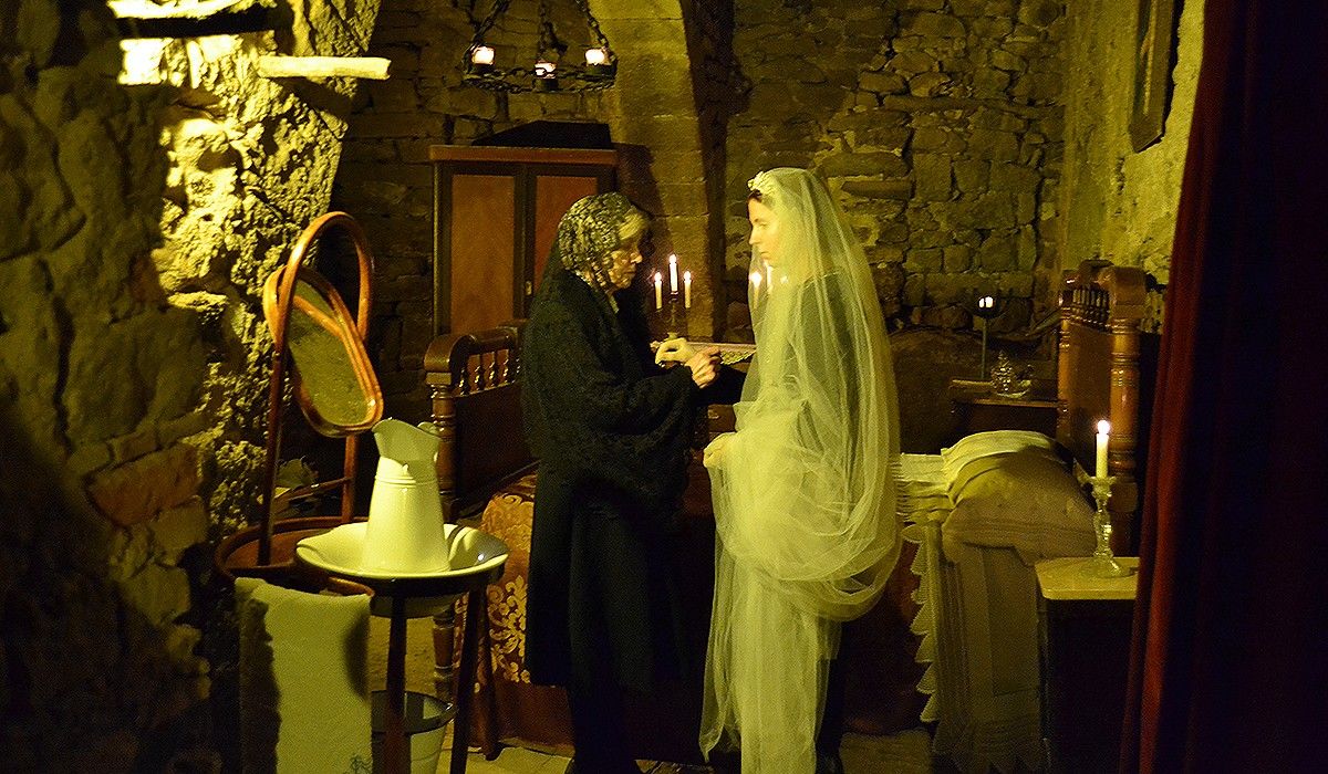 Una núvia es prepara per casar en un mas de la Nit Viva