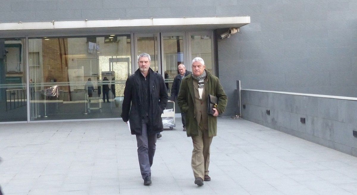 L'expresident de SCC Josep Ramon Bosch i el seu advocat, Josep Maria Fuster-Fabra, arriben als jutjats de Manresa.