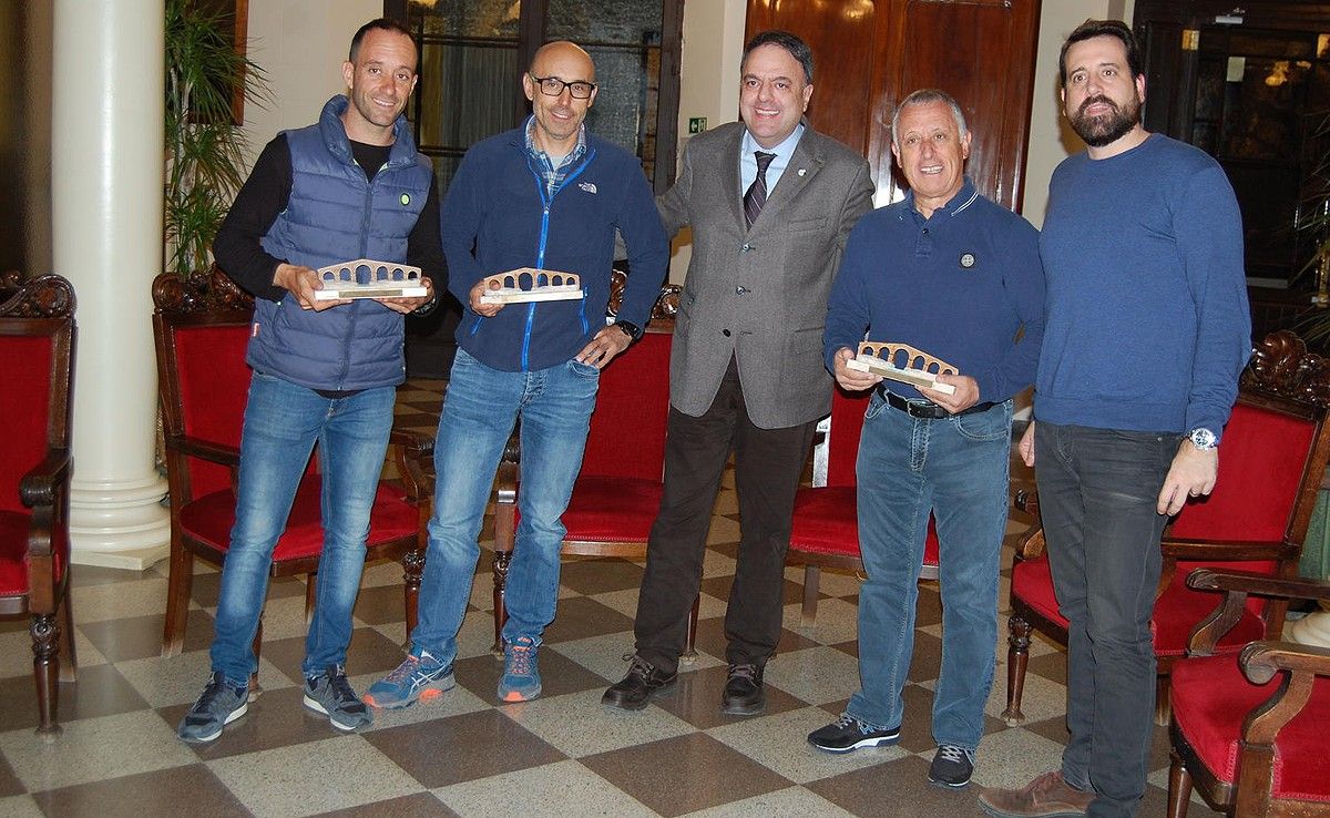 Gerard Farrés, Moi Torrallardona i Pep Vila, amb Valentí Junyent i Jordi Serracanta.