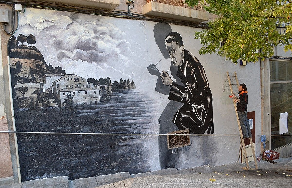 L'artista Benvi Parrilla acabant el mural sobre Josep Maria Planes, el passat dilluns