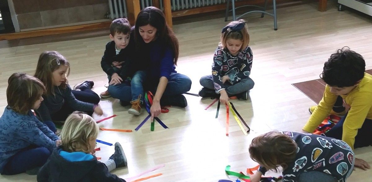 Berta Torras, amb un grup d'infants, posant en pràctica el seu programa 'Movement & Music in English'