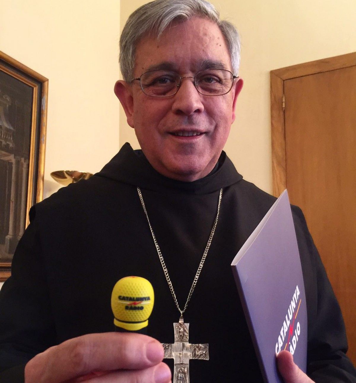 El pare abat de Montserrat, Josep Maria Soler, mostra el pen amb les gravacions