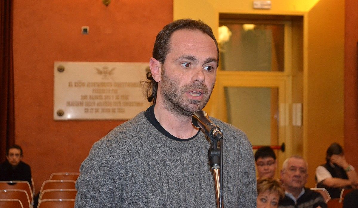 Jordi Raimon Parra durant la seva intervenció en el ple de Manresa