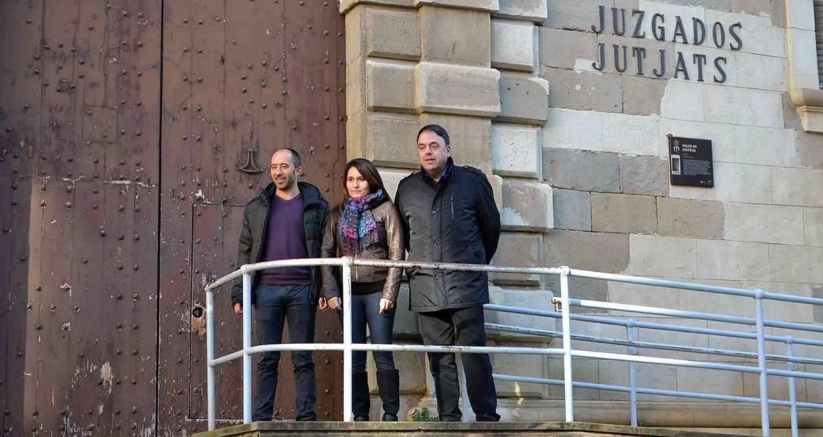 L'exdelegada Laura Vilagrà, amb Valentí Junyent i Marc Aloy, en una imatge d'arxiu davant dels antics jutjats
