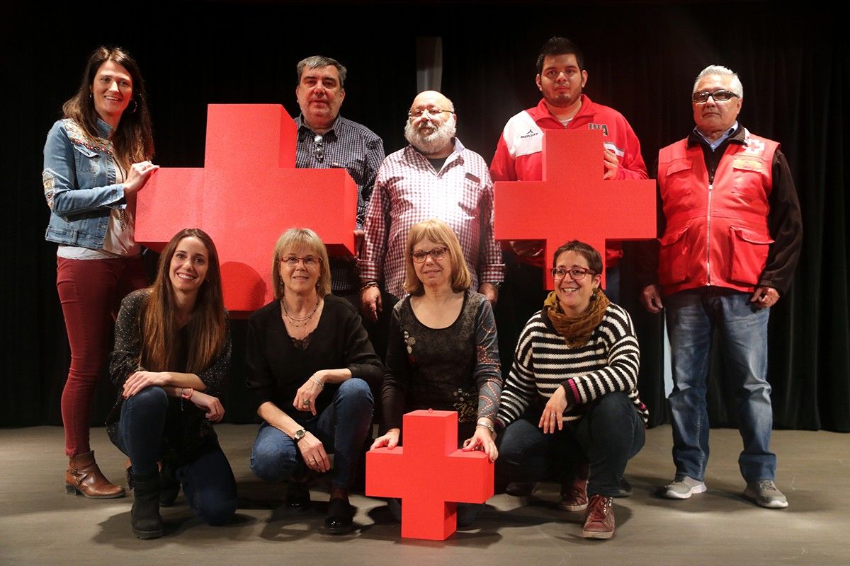 Voluntaris de Creu Roja amb el president de l'entitat, Miquel Riera