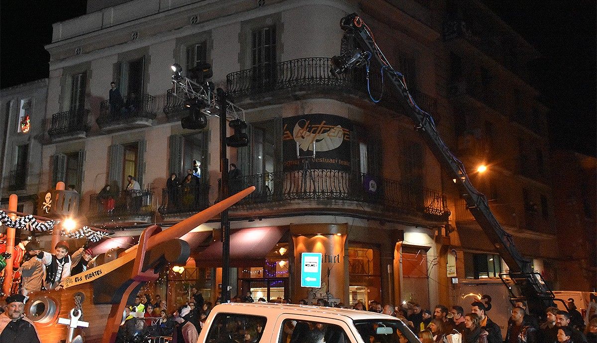 Desplegament de càmeres i il·luminació de TV3 a la plaça Valldaura