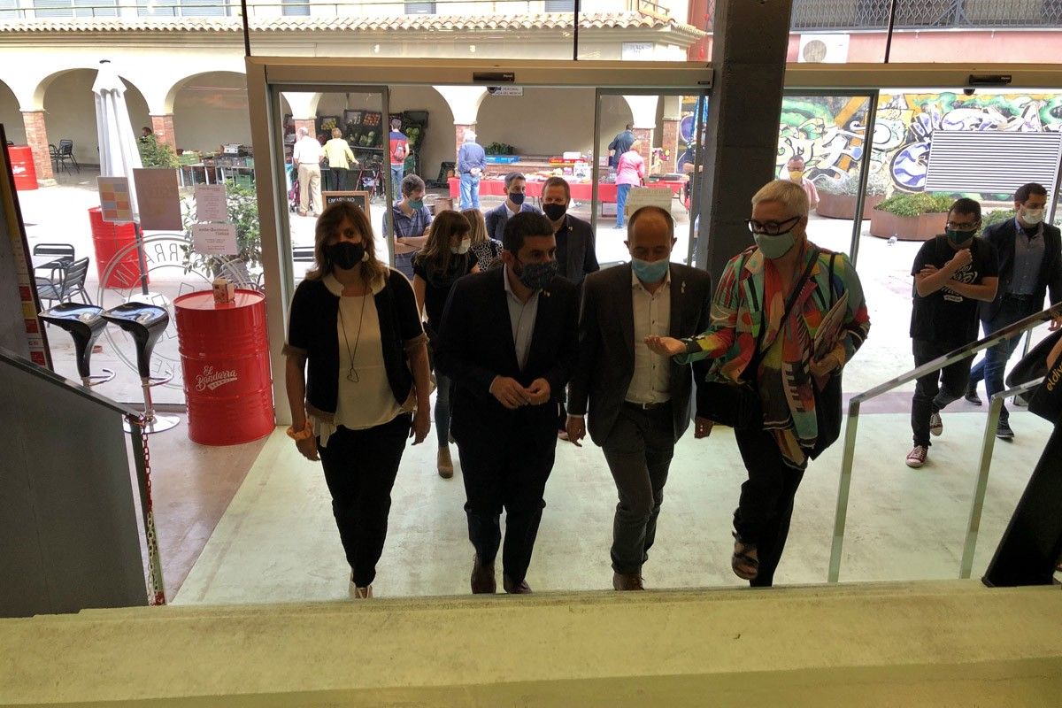 El conseller Chakir El Homrani, l’alcalde de Manresa, Marc Aloy, i la regidora de Comerç, Núria Masgrau Fontanet