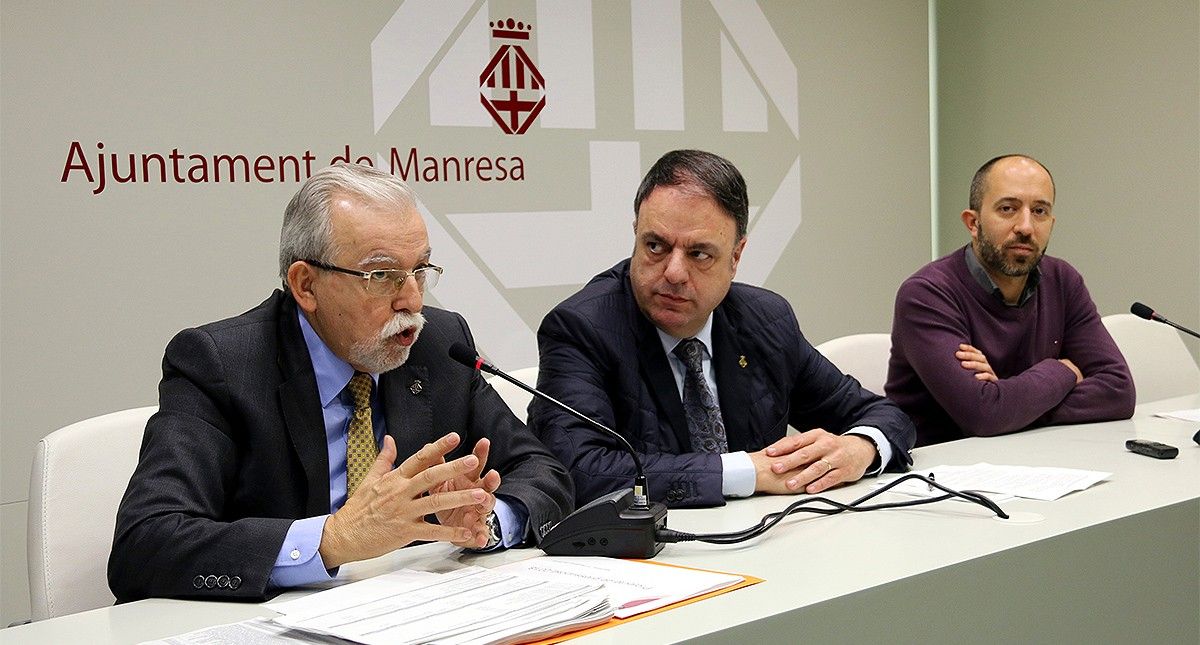 El regidor d'Hisenda, Josep Maria Sala, l'alcalde de Manresa, Valentí Junyent, i el primer tinent d'alcalde, Marc Aloy