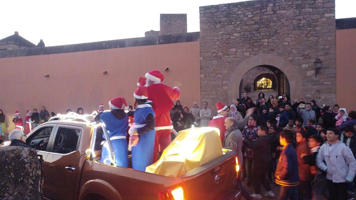 El Pare Nadal arribant a l'Oller del Mas on l'esperaven unes 300 persones del projecte #Invulnerables
