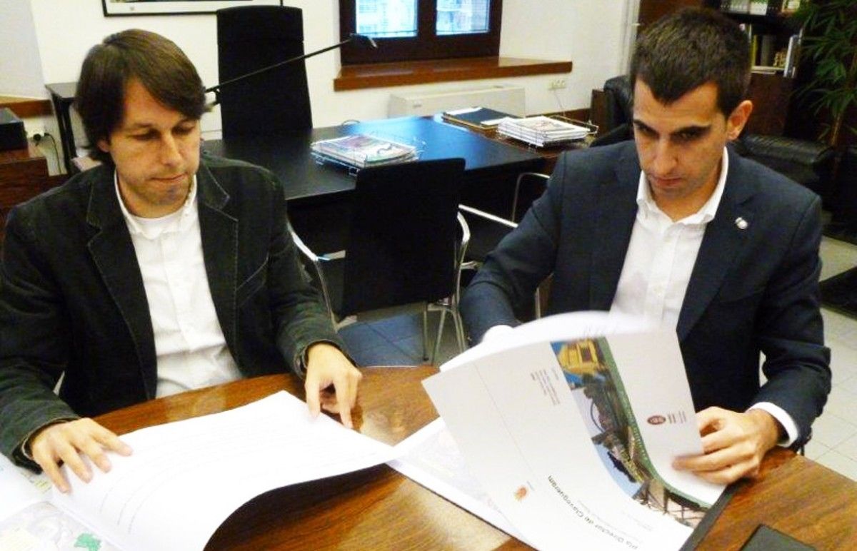 El diputat d'Urbanisme i Habitatge, Josep Ramon Mut, i l'alcalde de Cardona, Ferran Estruch