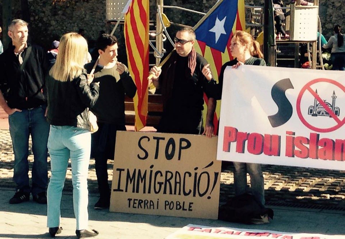 La formació racista SOM Catalans concentrats a Figueres el 24 de novembre passats
