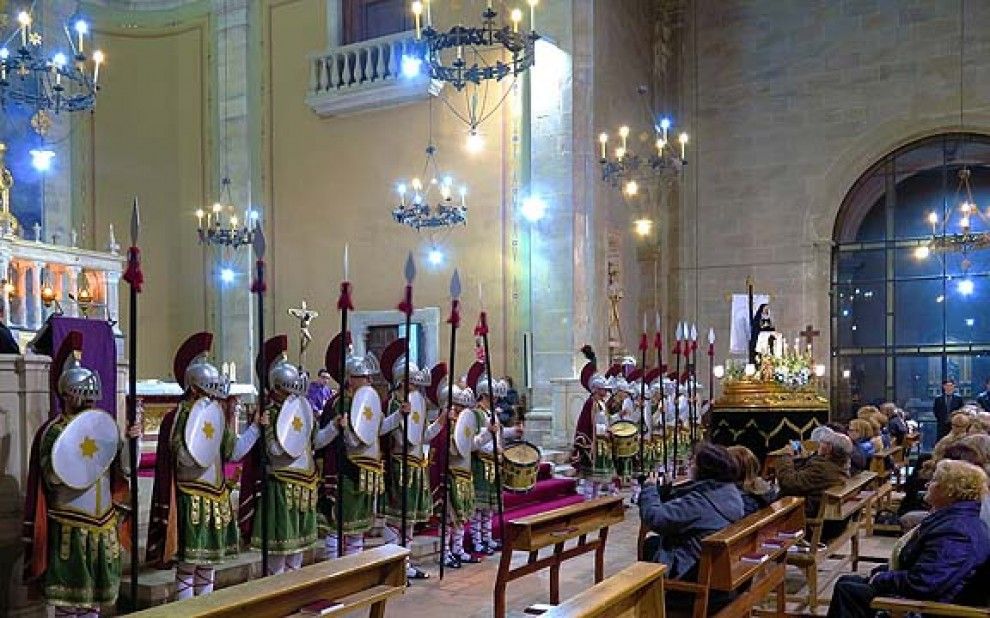 La Congregació dels Dolors de Moià, amb els Armats, a l'església.