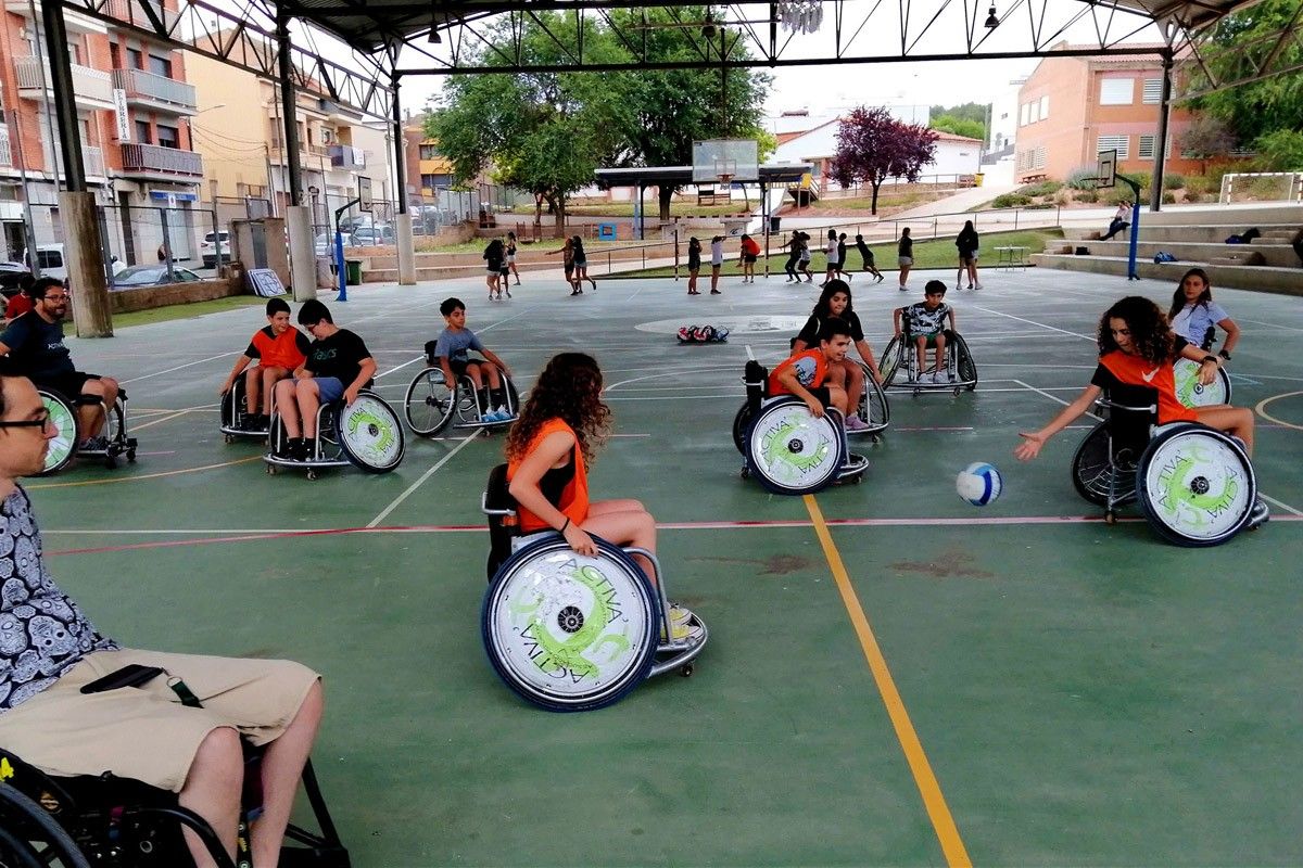 Nenes i nens del Consell d'Infants del Bages practicant wheelchair rugby