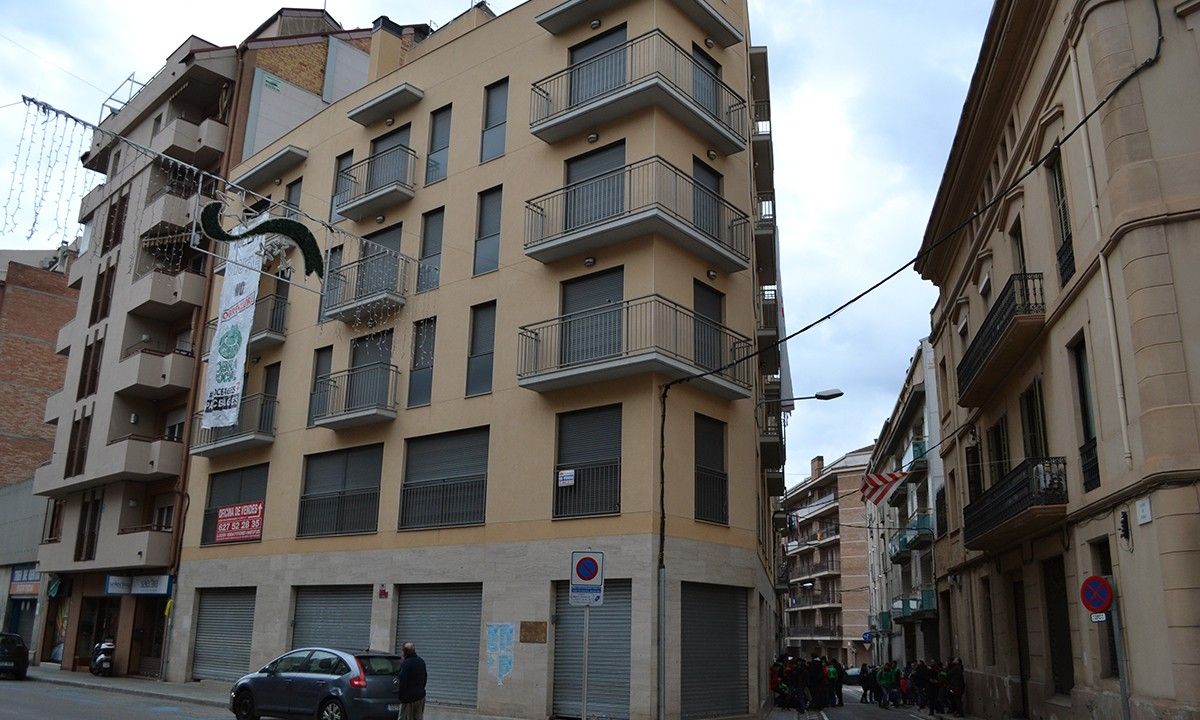 Edifici ocupat per la PAHC Bages a la cantonada entre el carrer Bilbao i carretera de Vic