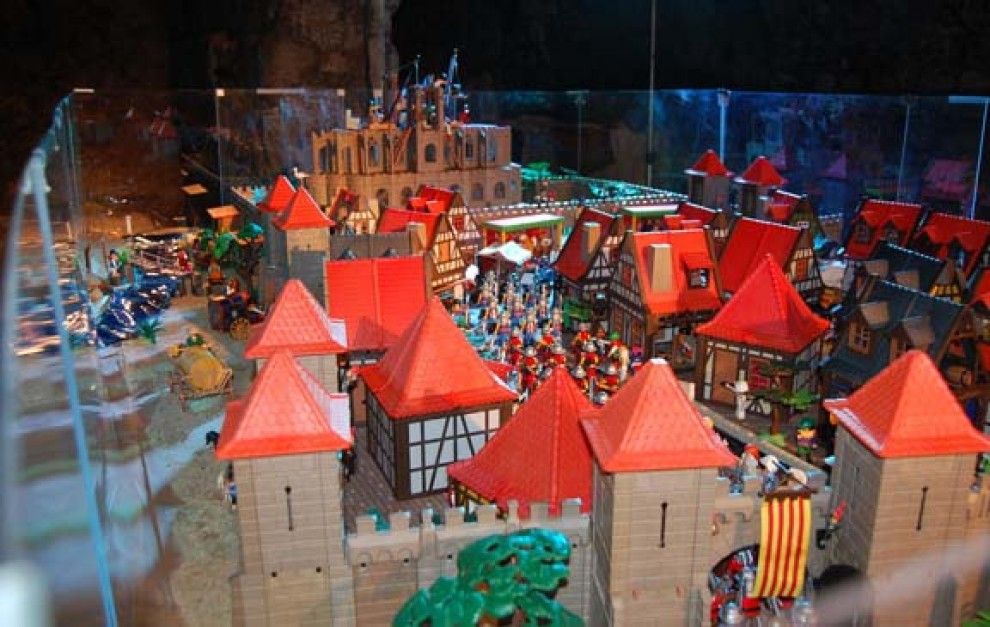 El carrer del Balç acull sis diorames fets amb clics de Playmobil.