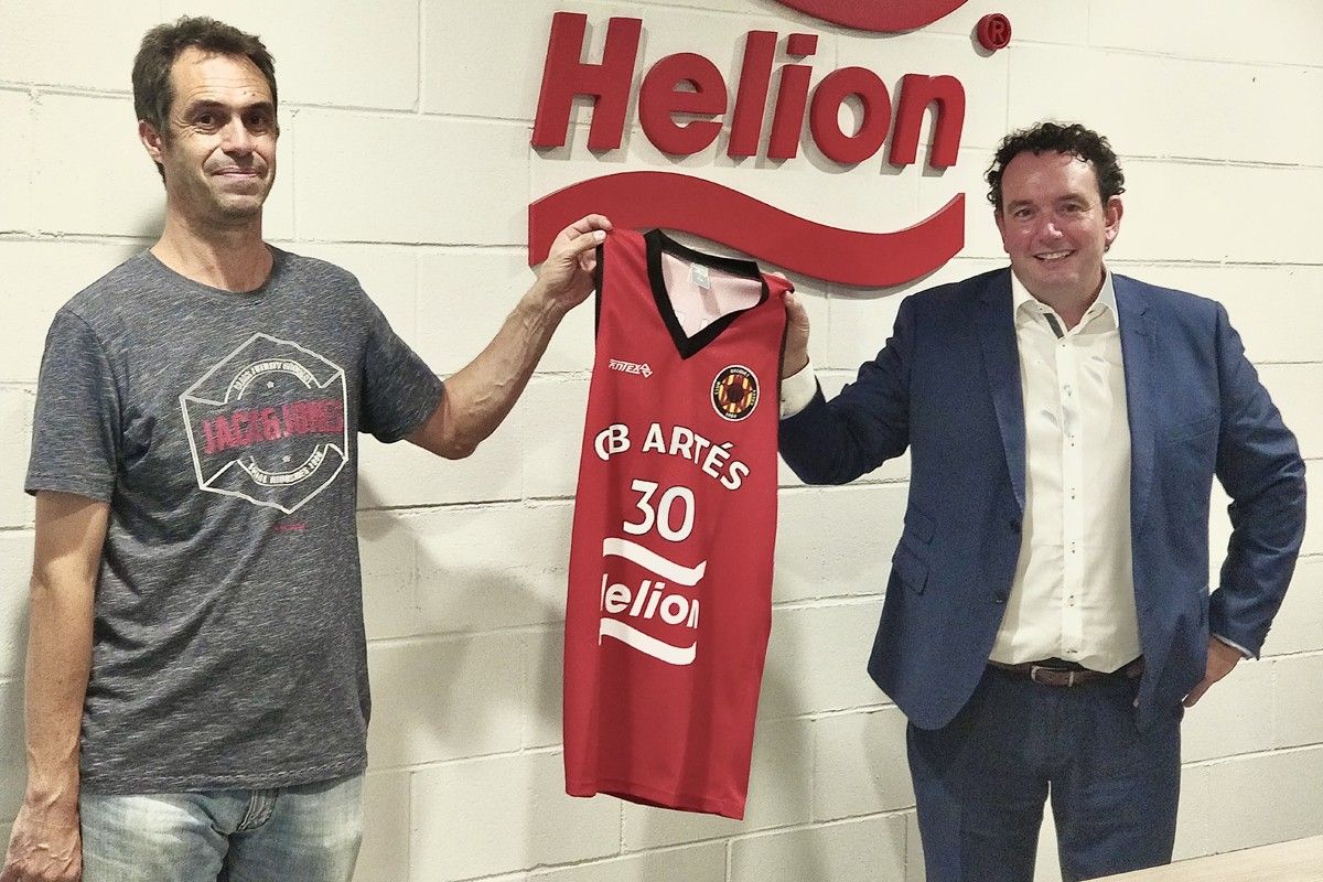 Santi Perramon i Domènec Molins mostren la samarreta amb el patrocini d'Helion