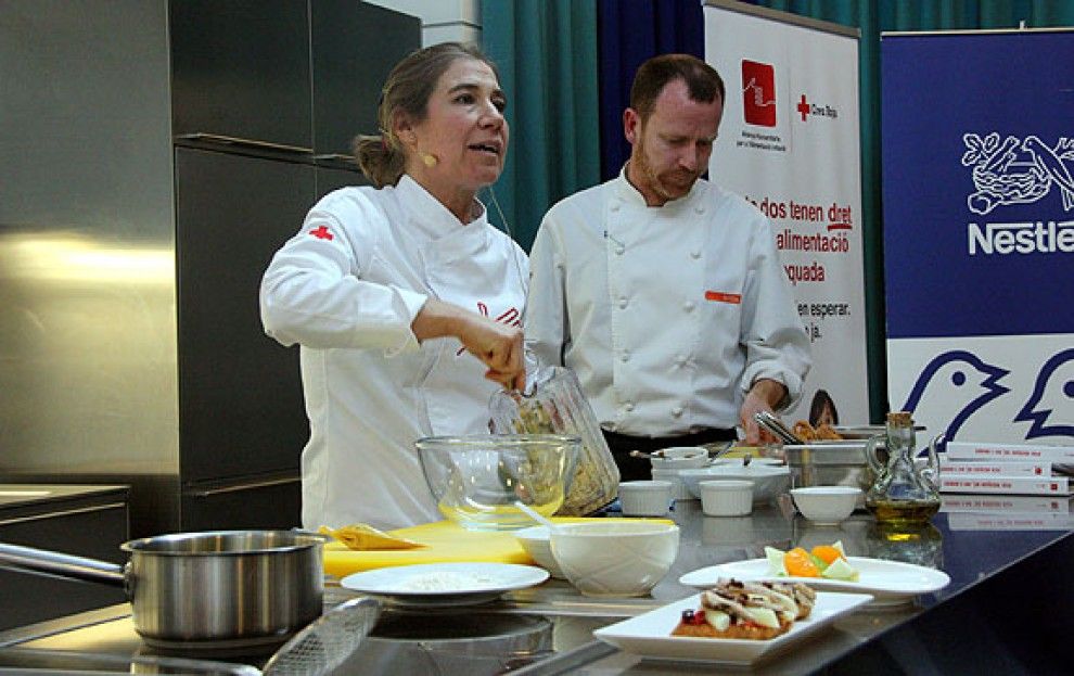 La cuinera Ada Parellada elabora un dels plats que inclou el receptari de la Creu Roja.
