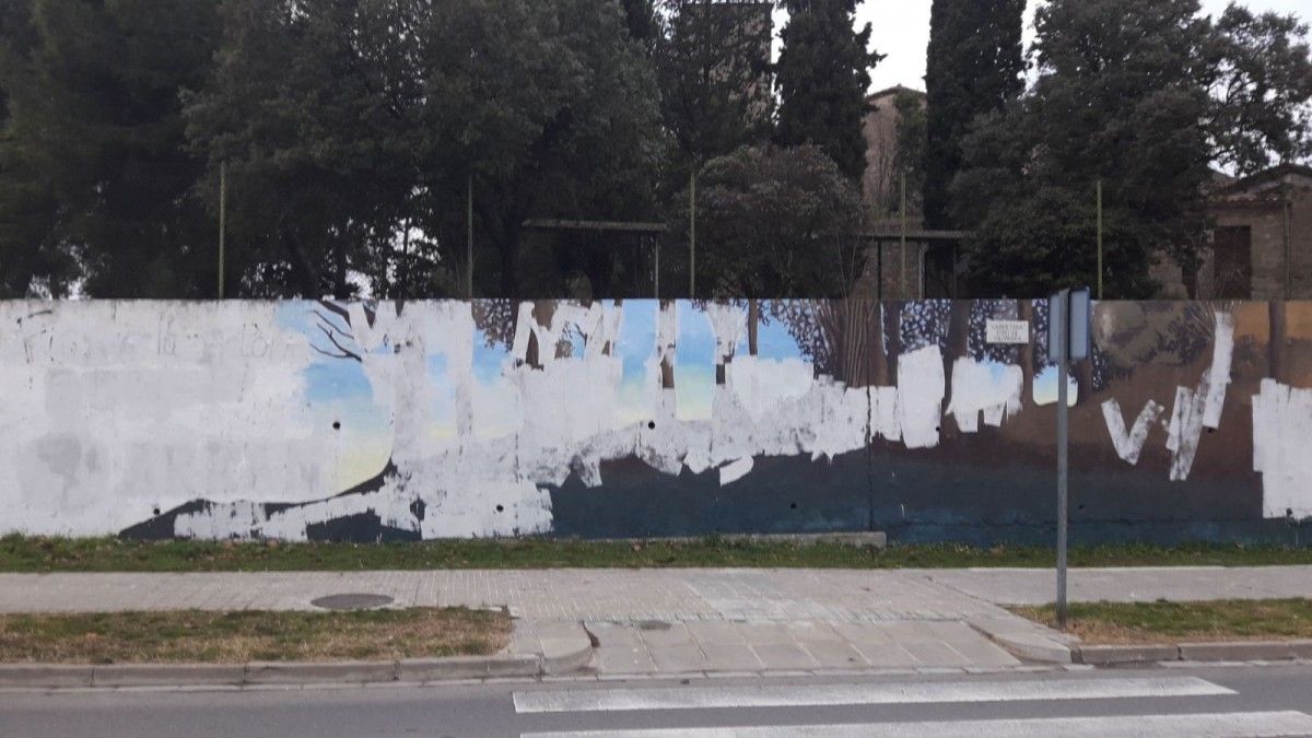 Mural que el CDR va pintar dissabte passat, repintat a sobre