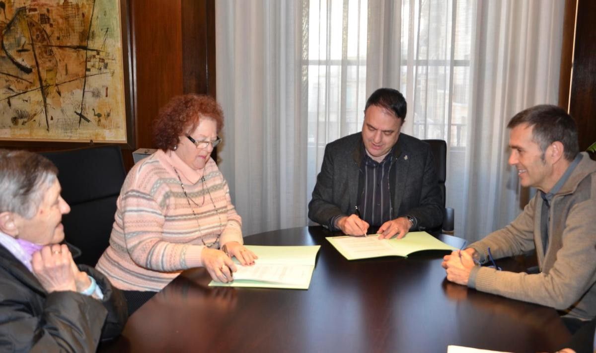 Moment de la signatura del conveni de cessió del local municipal a l'AVV dels Comtals