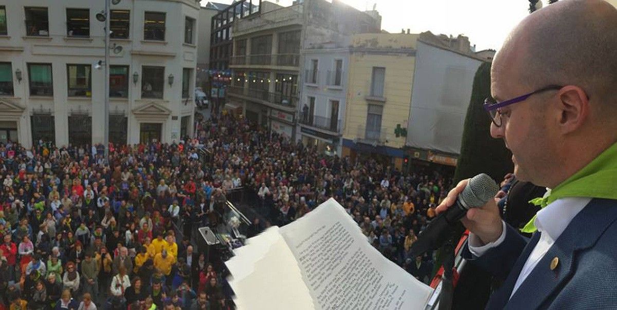 El científic manresà Pere-Joan Cardona fent el pregó de les Festes de Maig de Badalona