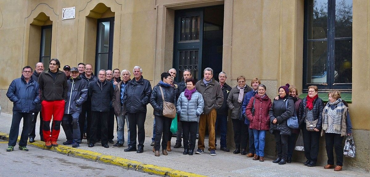 Una trentena de jubilats i pensionistes de Súria es concentren davant l'ajuntament per a reclamar pensions dignes