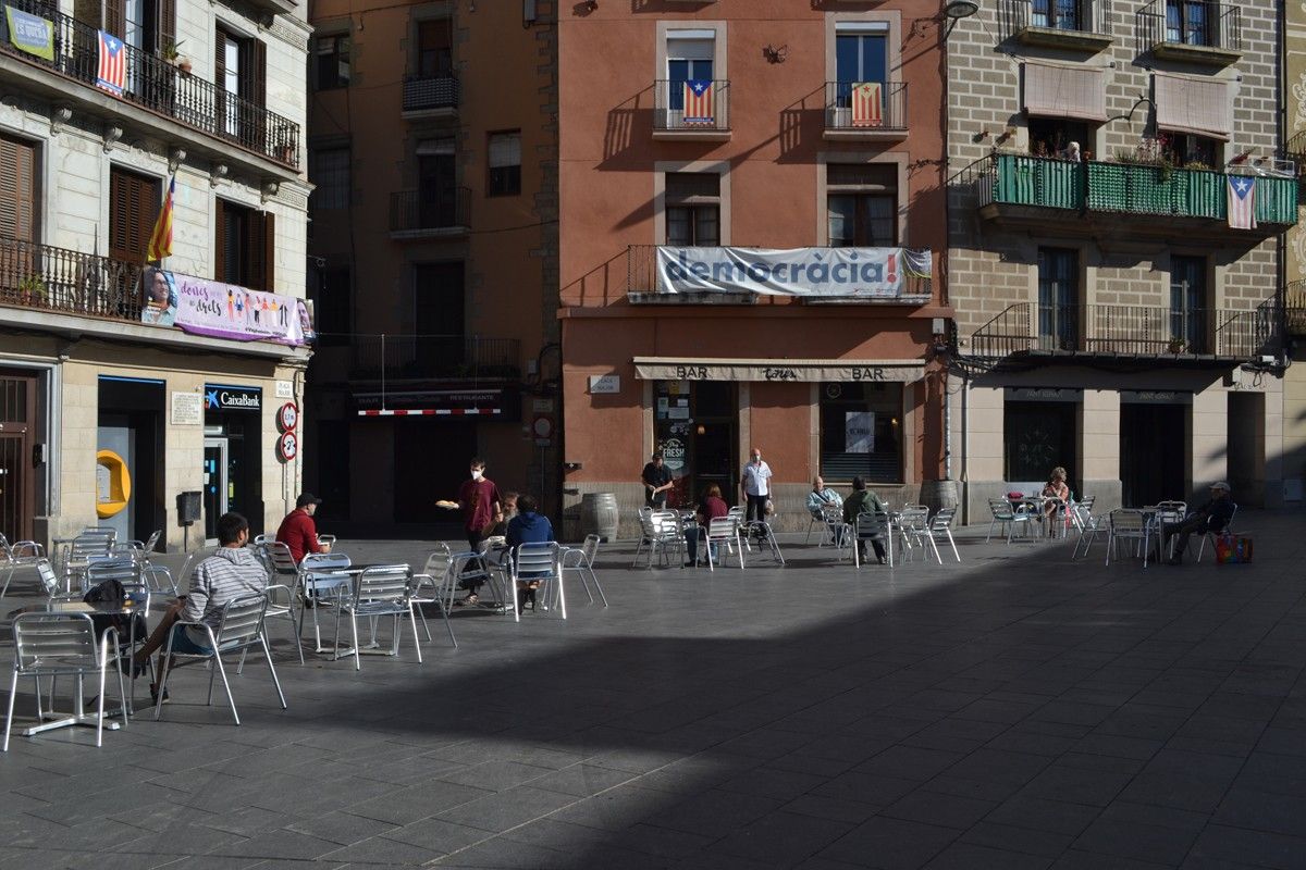 Terrassa del Toni's a la plaça Major, amb més espai i les taules separades