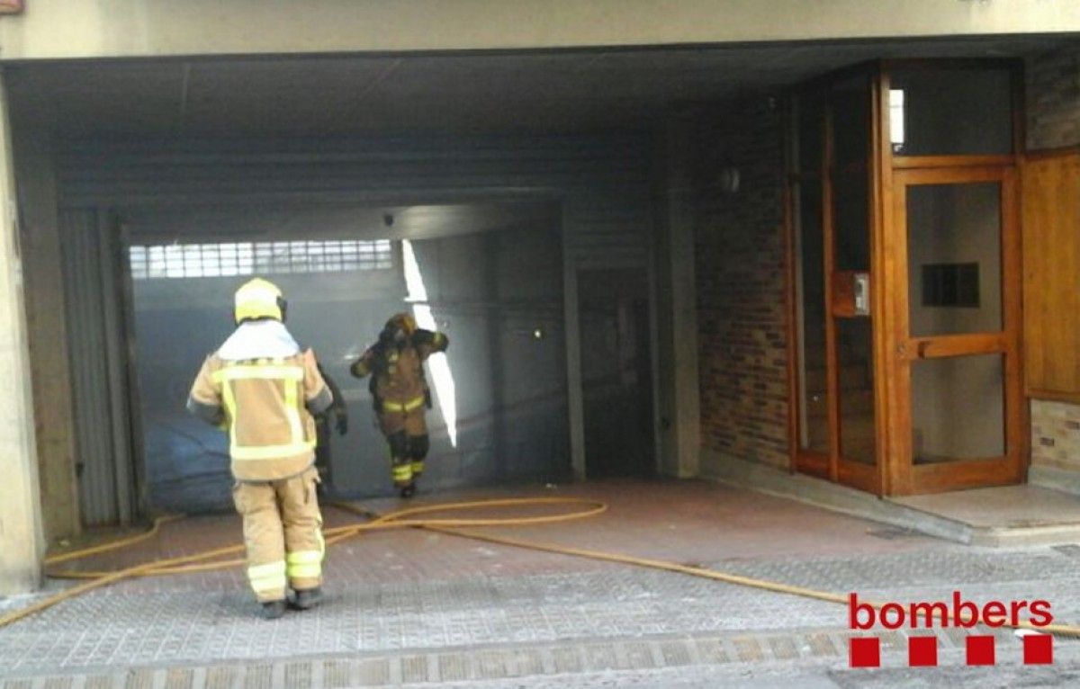 Els Bombers han extingit l'incendi al pàrquing de Manresa
