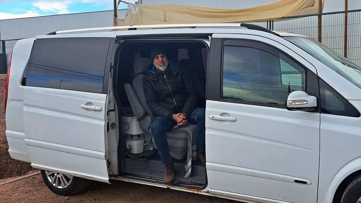 Mohamed Belarbi amb el seu vehicle