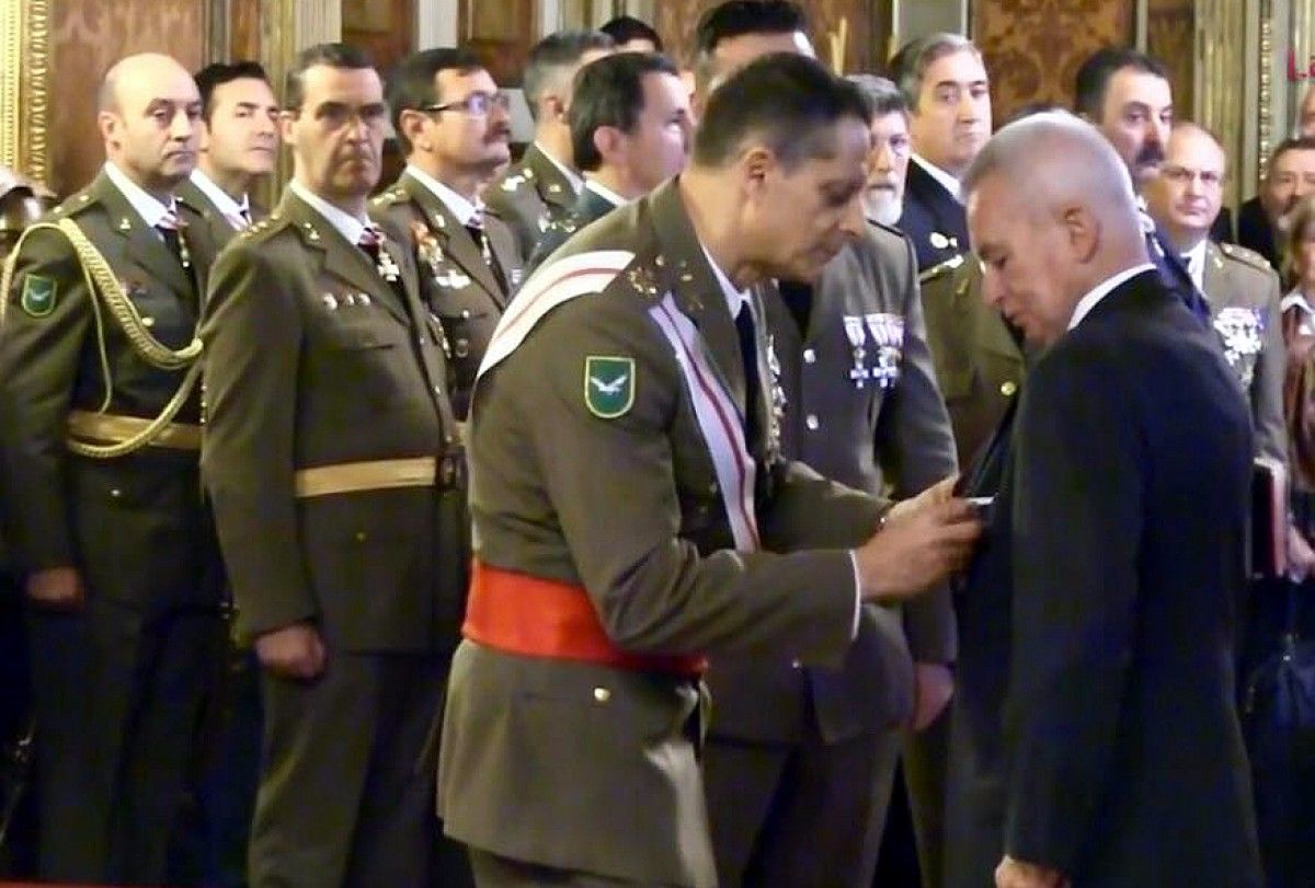 Josep M. Calmet, en el moment de rebre la medalla al mèrit militar