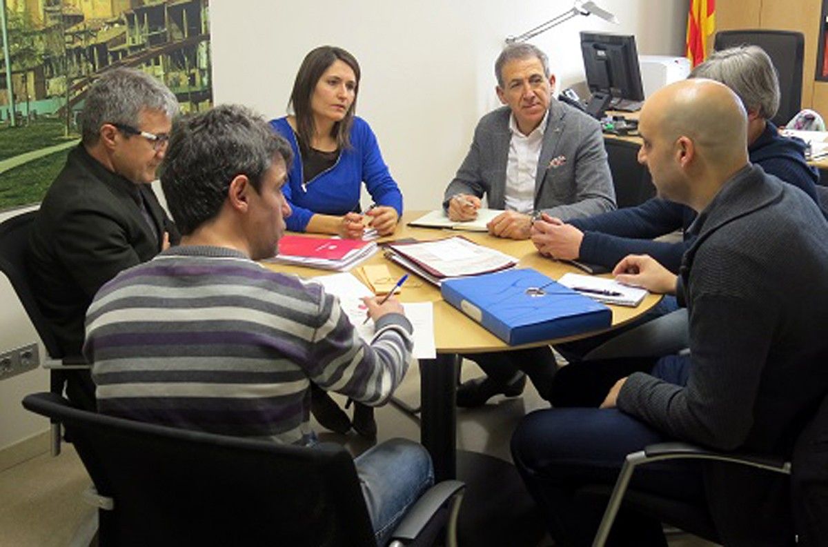 La nova delegada del govern, Laura Vilagrà, amb Esteve Pintó i altres membres de Promineria
