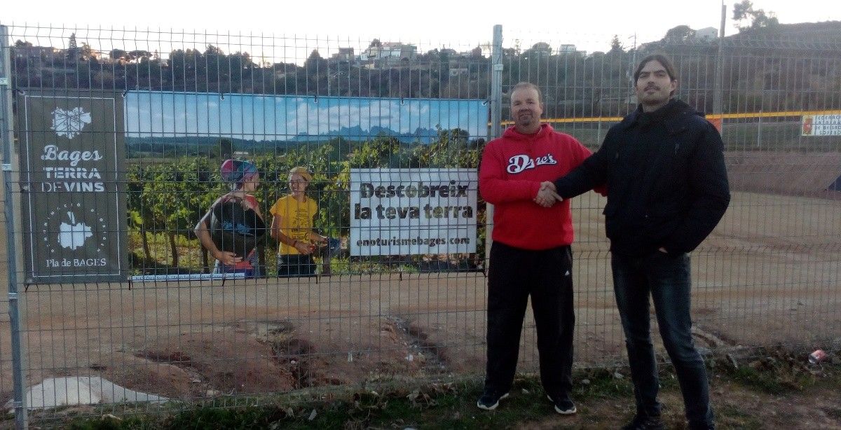 El president del Beisbol Club Manresa juntament amb un dels fundadors de Bagesterradevins, amb la pancarta publicitària darrere