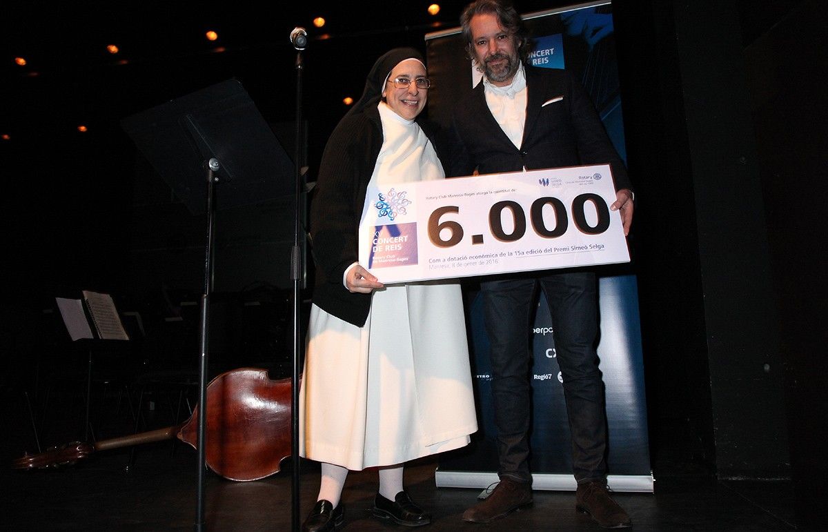 Sor Lucía va recollir el xec de 6.000 euros del Concert de Reis de mans del Club Rotary