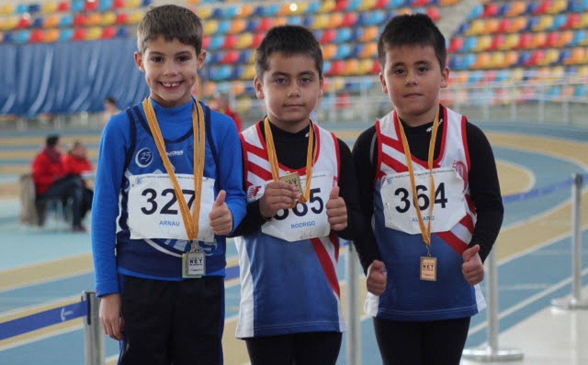 Al centre Rodrigo Badorrey guanyador dels 100m prebenjamins i a la dreta el seu germà Alvaro Badorrey tercer classificat