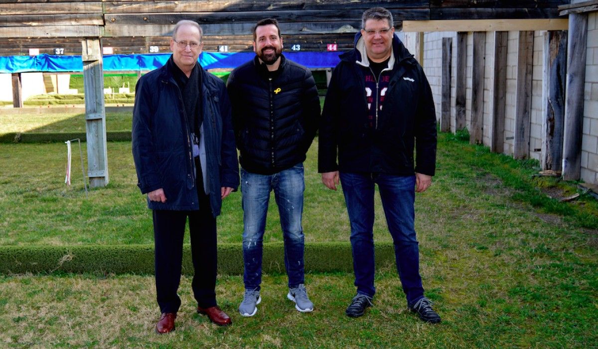 Josep Maria Serena, vicepresident de l'entitat; Jordi Serracanta, regidor d'Esports, i Xavier Llorente, president  del Club Tir Precisió Manresa