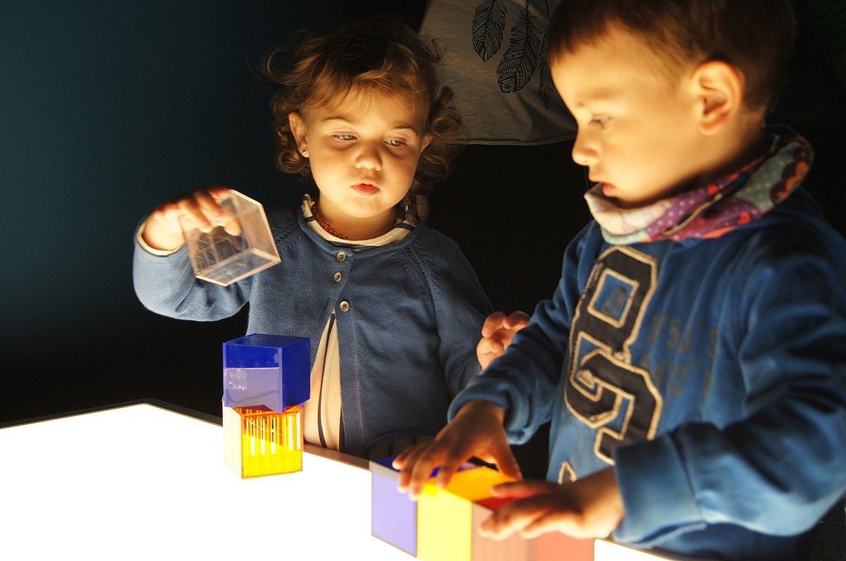 Dos infants durant una Fira d'Experimentació de 0 a 6 anys