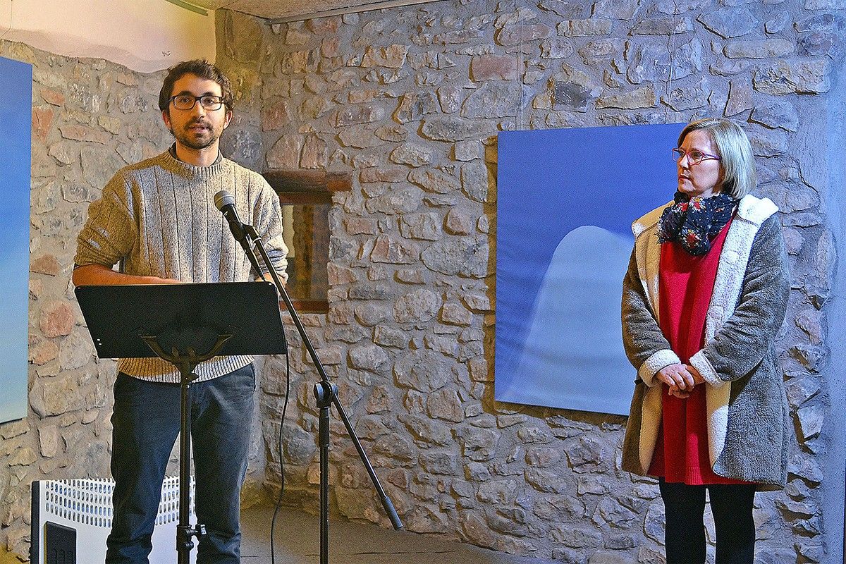 L'artista surienc Pol Oliva parla durant la inauguració de la seva exposició