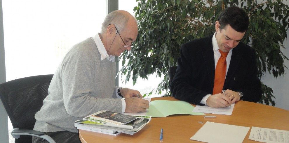 Domènec Vila i Charles-André Descombes signant el conveni de col·laboració.
