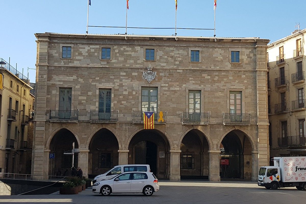 Ajuntament de Manresa, encara amb el llaç groc i l'estelada a la façana