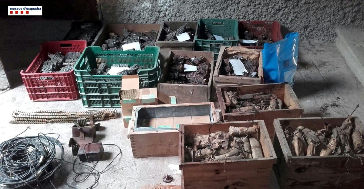 Diverses caixes amb el material explosiu localitzat pels Mossos d'Esquadra a la rectoria vella de Sallent