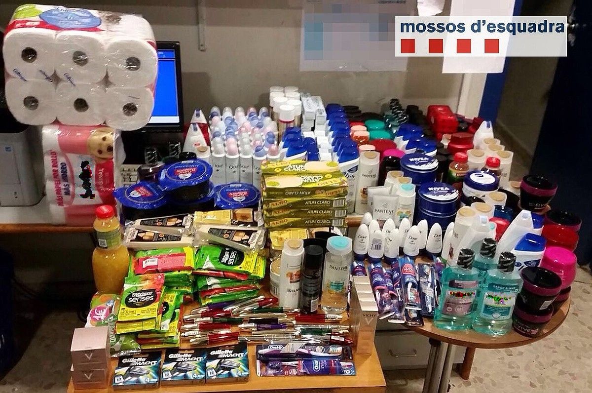 Productes que el detingut havia furtat en diverses botigues del Bages