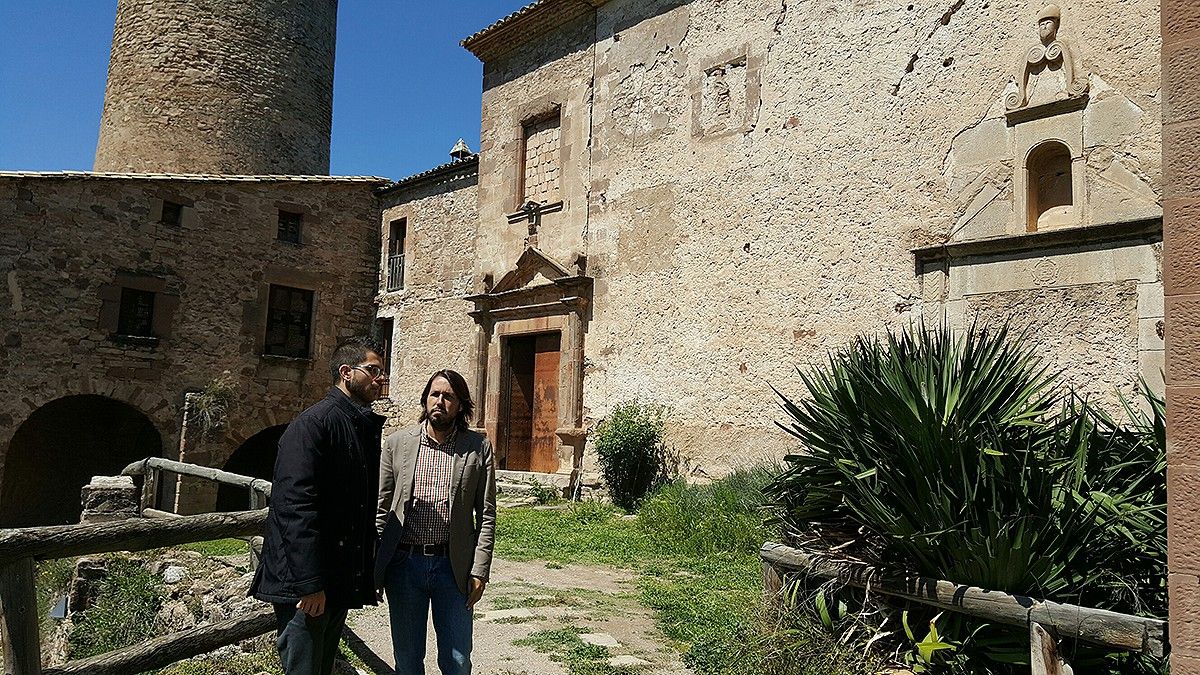 El diputat delegat d'urbanisme i habitatge, Josep-Ramon Mut, i l'alcalde de Fonollosa, Eloi Hernàndez, durant la visita a les Torres de Fals, l'abril de 2017