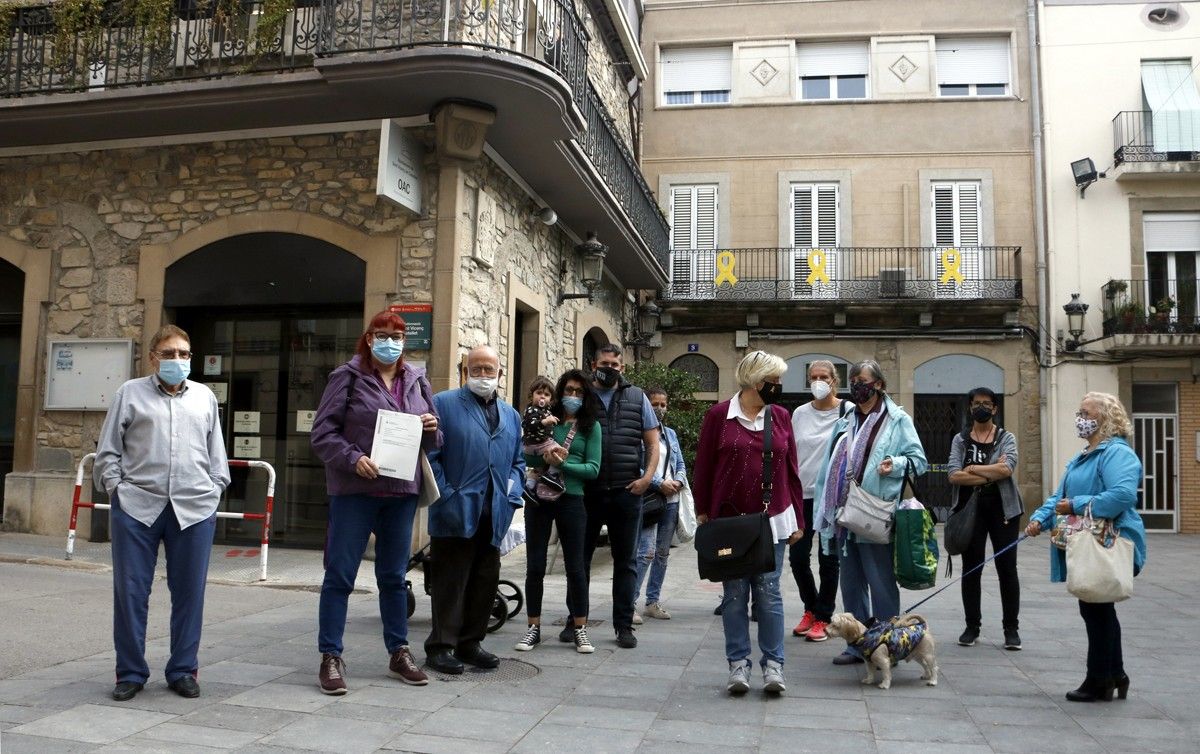 Els veïns e Sant Vicenç després de presentar la instància a l'Ajuntament